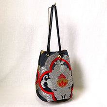 Load image into gallery viewer, obi drawstring bag &quot;black x flower pattern&quot;
